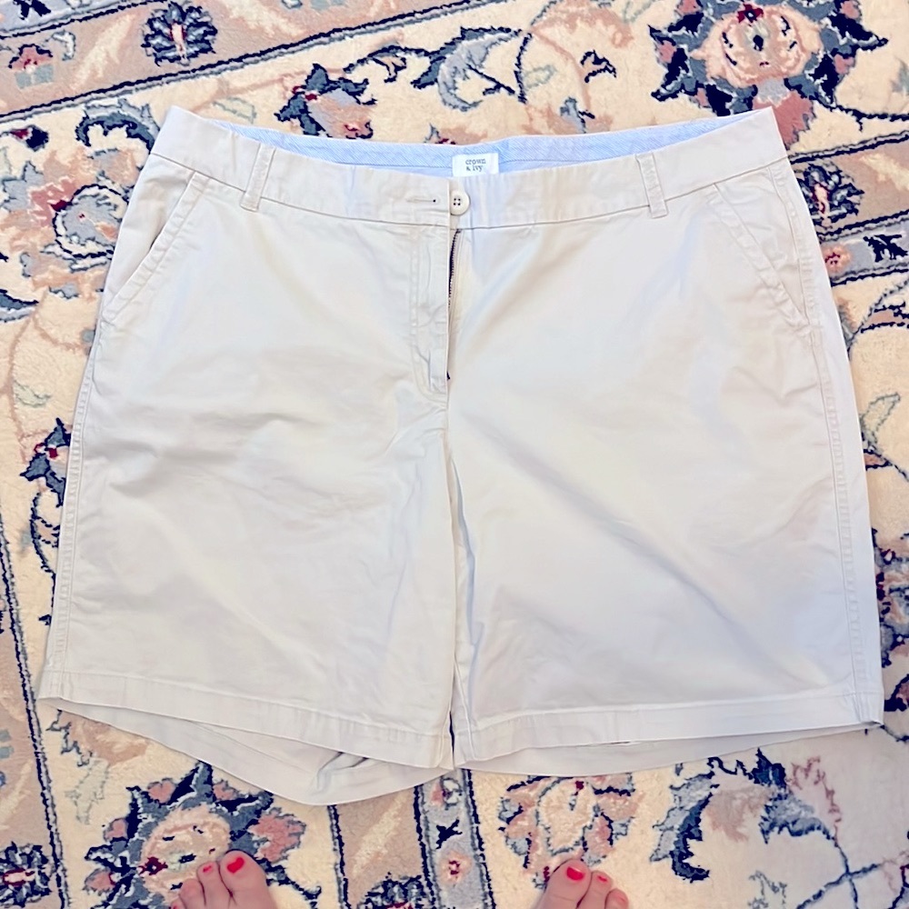 Crown & ivy Caroline 9” inseam 18W shorts tan/sand color stretch twill classic